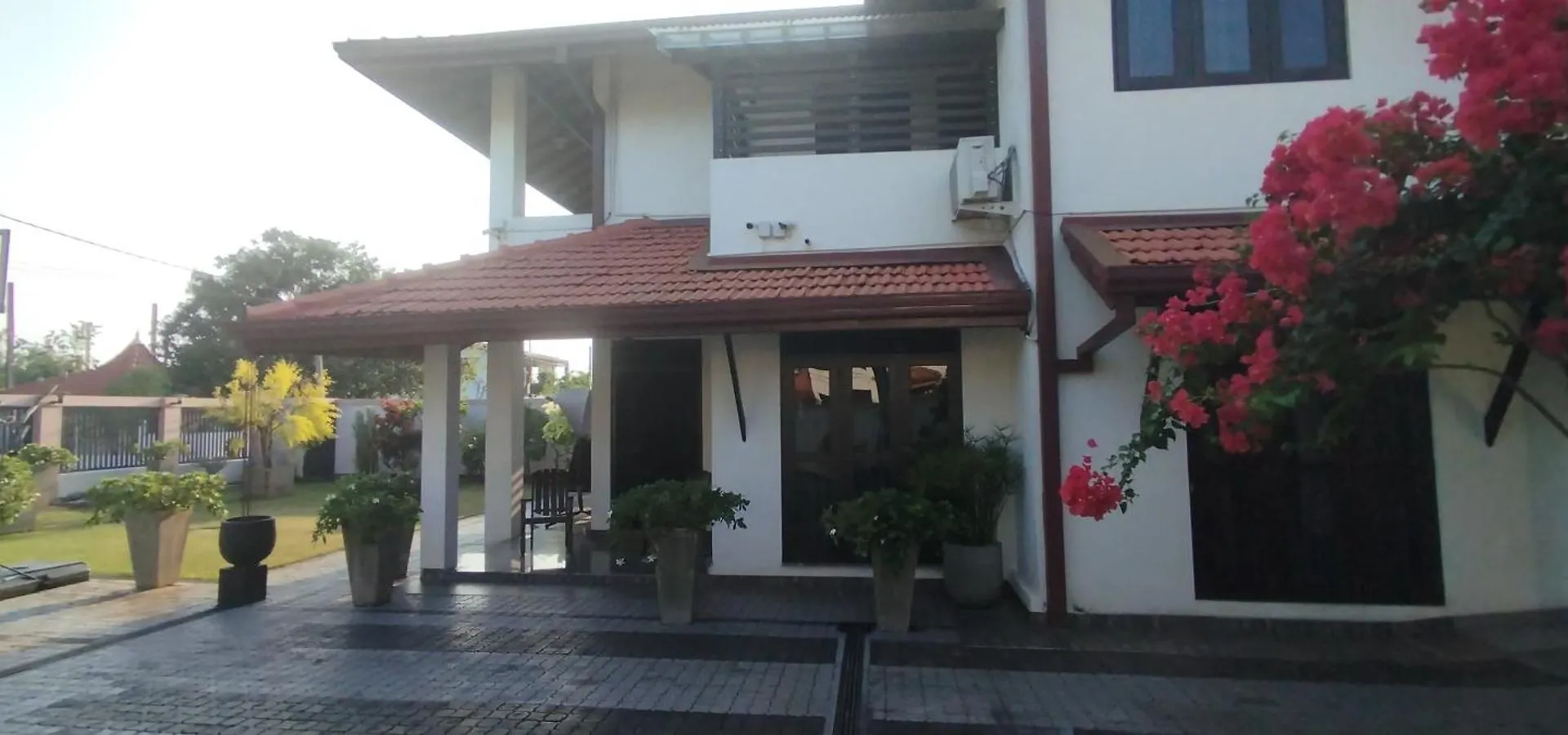 Sella Villa Seeduwa Bed & Breakfast