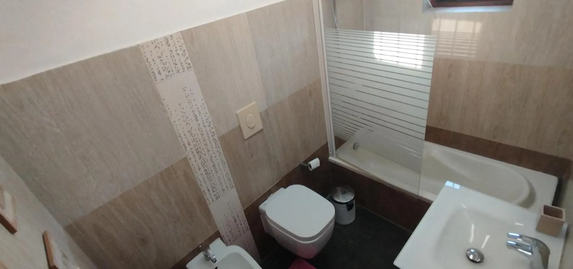 Sella Villa Seeduwa Bed & Breakfast